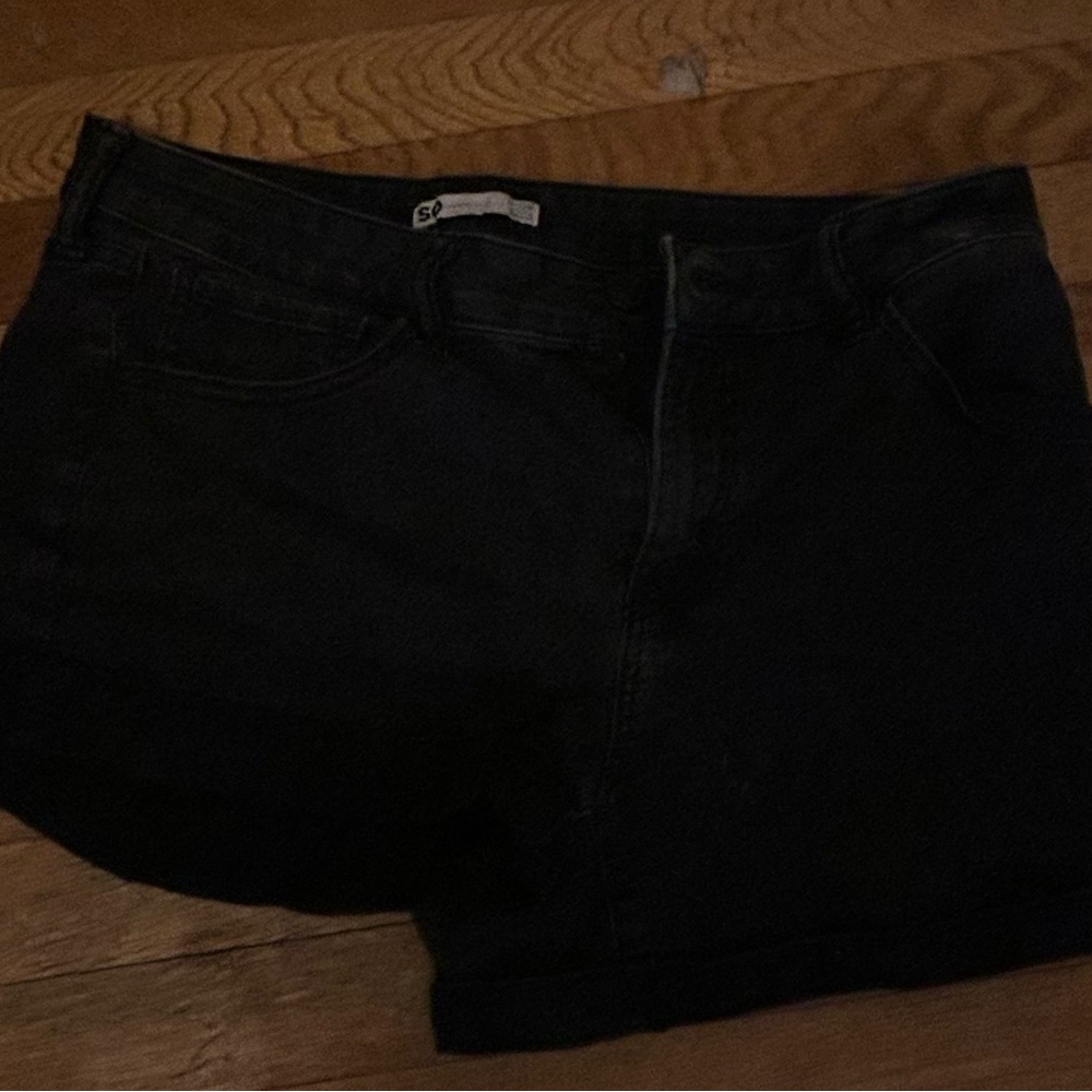 Non ripped black jean shorts